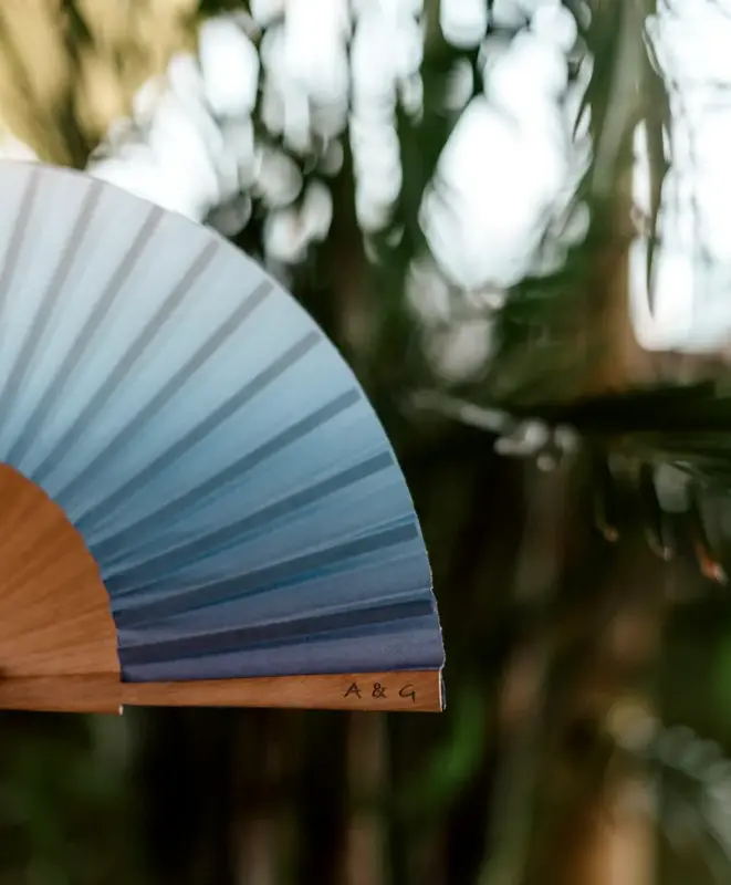 Abanico con degradado realizado a medida para la tela y grabado con las iniciales de los novios