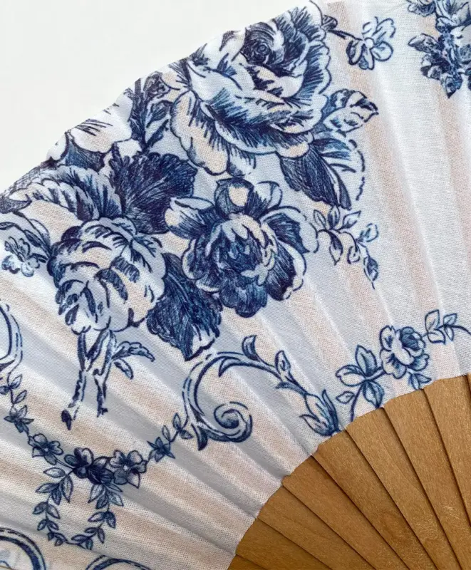 Diseño de abanico a medida inspirado en uno de los dibujos en la pared del Chateau de la carriere