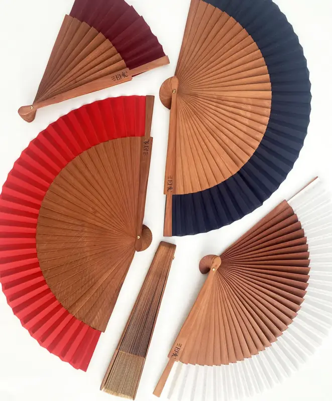 Abanicos lisos con el grabado de la marca "EPIC"