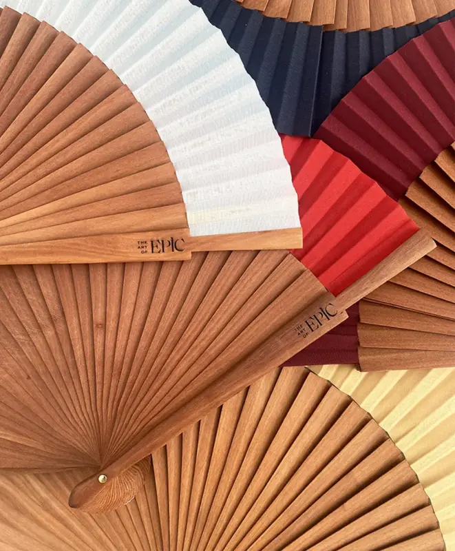 Abanicos lisos con el grabado de la marca "EPIC"