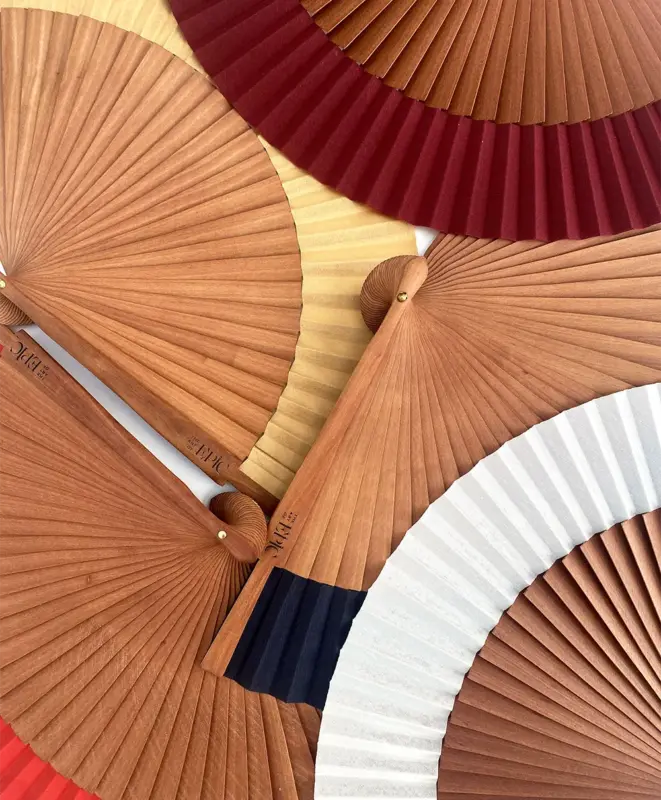 Abanicos lisos con el grabado de la marca "EPIC"