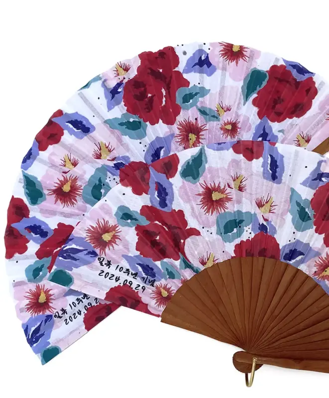 Diseño personalizado de abanico para la empresa "Ilboc" que utiliza dos flores típicas de cada país para simbolizar su unión