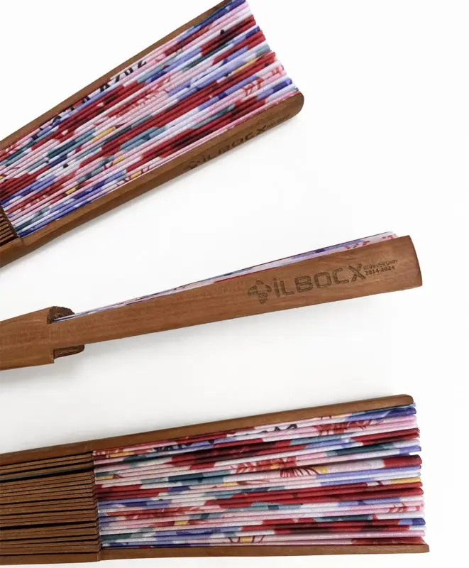 Diseño personalizado de abanico para la empresa "Ilboc" que utiliza dos flores típicas de cada país para simbolizar su unión