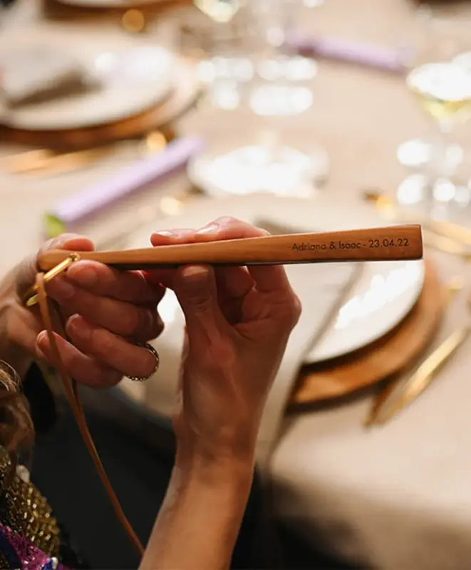Diseño de dos abanicos a medida inspirados en el día de Sant Jordi